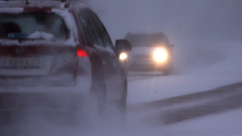 Snön vräker ned. Just nu är det läge att bara försiktig i trafiken.