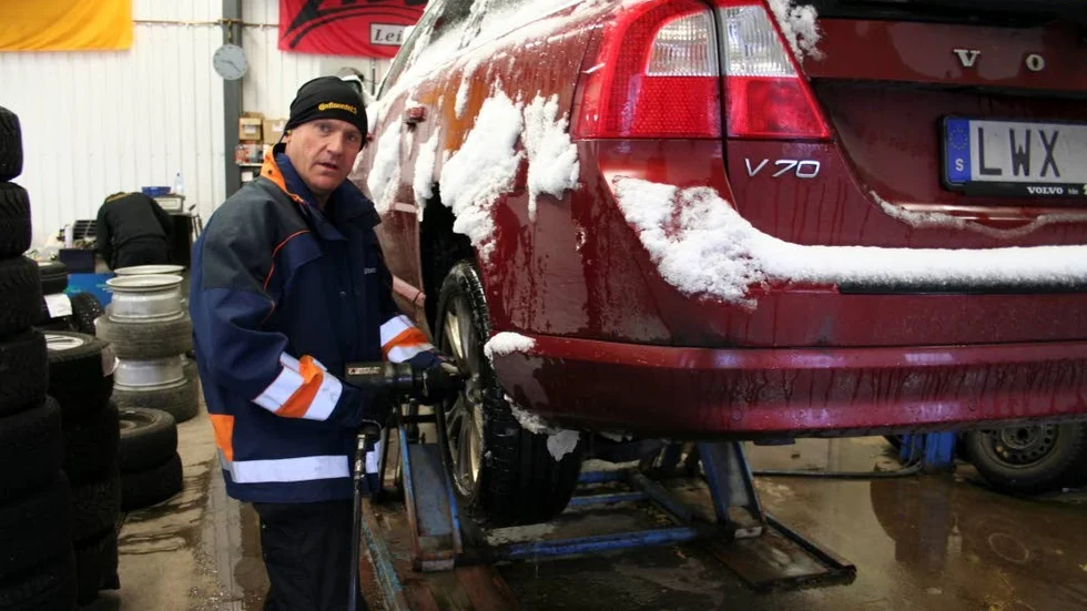 NU IGEN! Likadant varje år. Den första snön kommer som en överraskning och för Tony Axelsson på Däckservice vid Statoil i Smedby är det bara "att ösa på". Nu är det fullbokat minst en vecka framåt. Foto: Arne Lindh