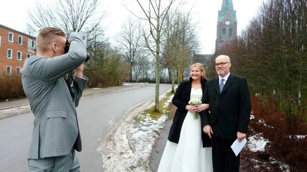 Janna Mustonen och Kent Roswall blev det första historiska brudparet som gifte sig förra året, när S:t Johannes församling ordnade drop-in-vigsel. Brudparet förevigades av sonen Patrik Mustonen.
