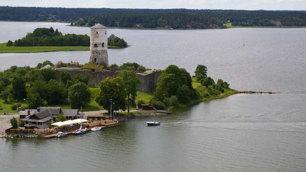 Vakttorn. I åtskilliga sekel har Stegeborgstornet vakat över Slätbaken.
