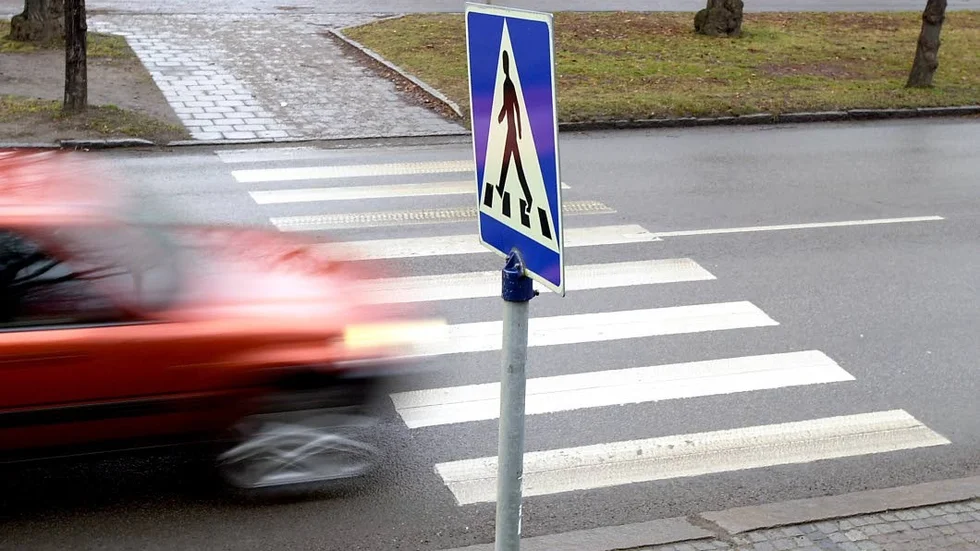 Arkivbild. När bilen inte stannade vid övergångsstället gick 67-åringen till attack med ett paraply.