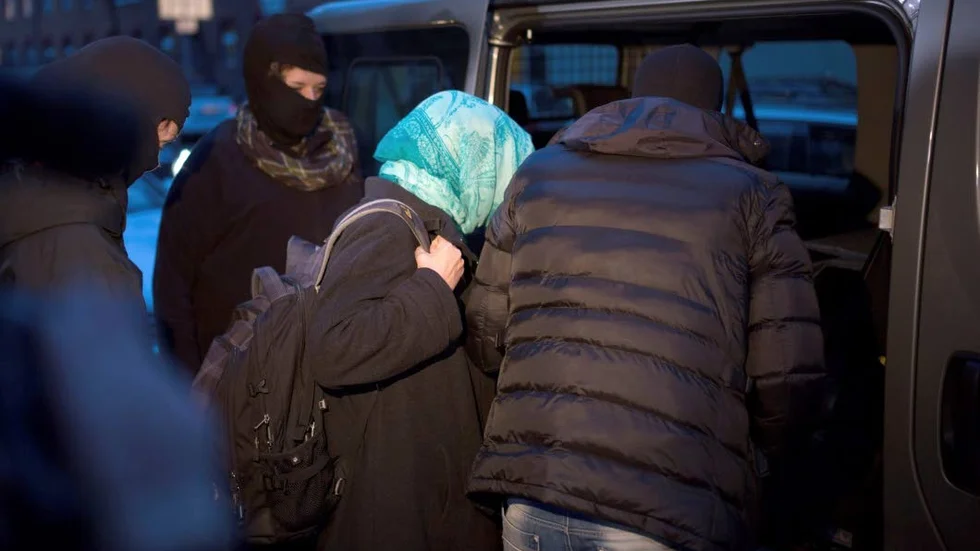 Polisaktioner. En misstänkt kvinnlig terrorist omändertas av polis i Berlin i går morse.