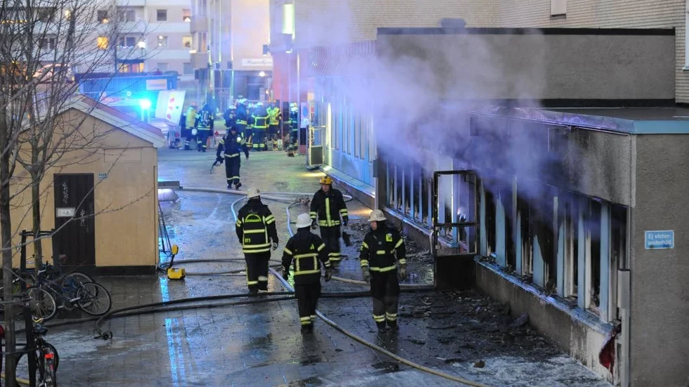 Mycket att förklara. Robert Högklund (S) fördömer attackerna på moskéer som här i Eskilstuna på juldagen.