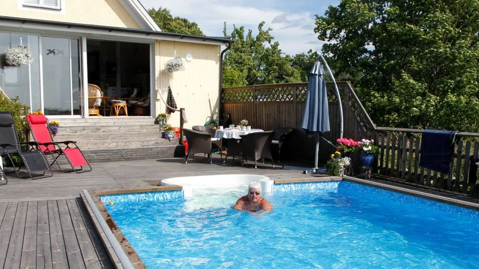 Inget poolvatten. Nu råder förbud att fylla sina pooler med vatten i Snövelstorp och Luddingsbo.