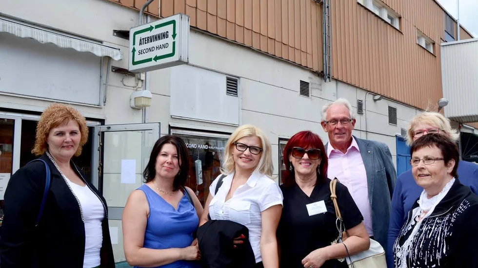 Vänortsbesök. Fyra kvinnor från Röda Korset i Talsi besöker just nu Söderköping, från vänster Anita Boitmane, Rita Robina, Ieva Krumina, Lubova Krumina samt Anders Åhlén (M), Gerd Aronsson (S) och skymd Katarina Karlberg (C).