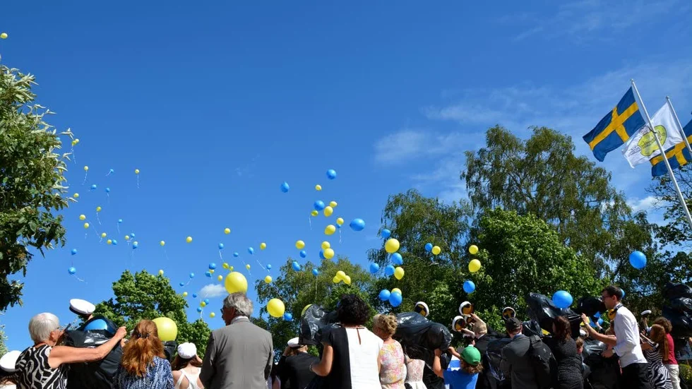 Mot skyn. Efter att Studentsången sjungits släpptes ballongerna som snabbt steg till väders och försvann i fjärran.
