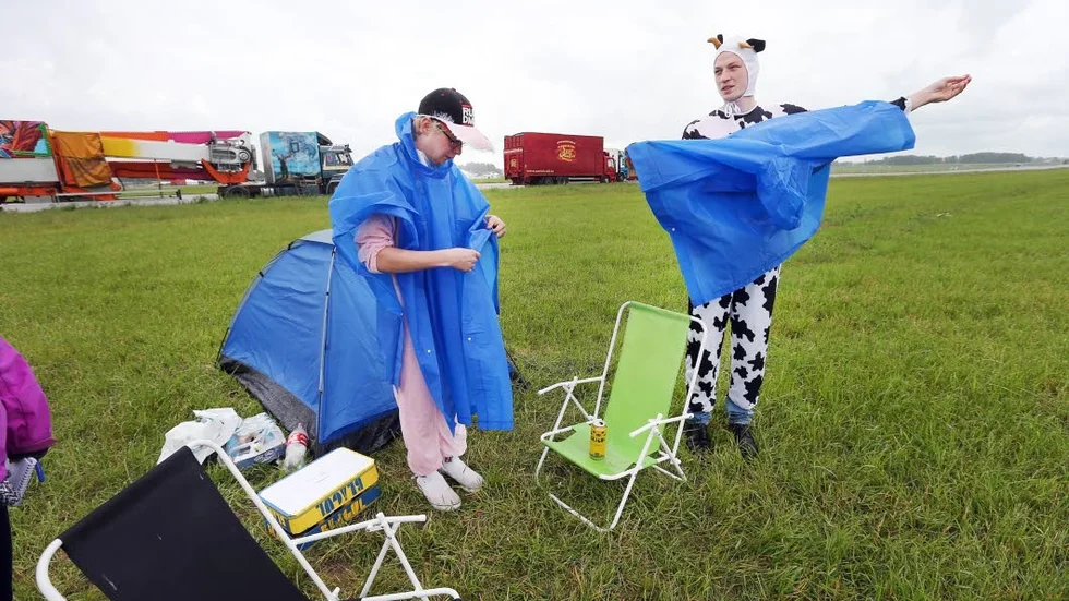 En förbipasserande sponsrade Daniel Divak och Fredrik Larsson med välbehövliga regnponchos.