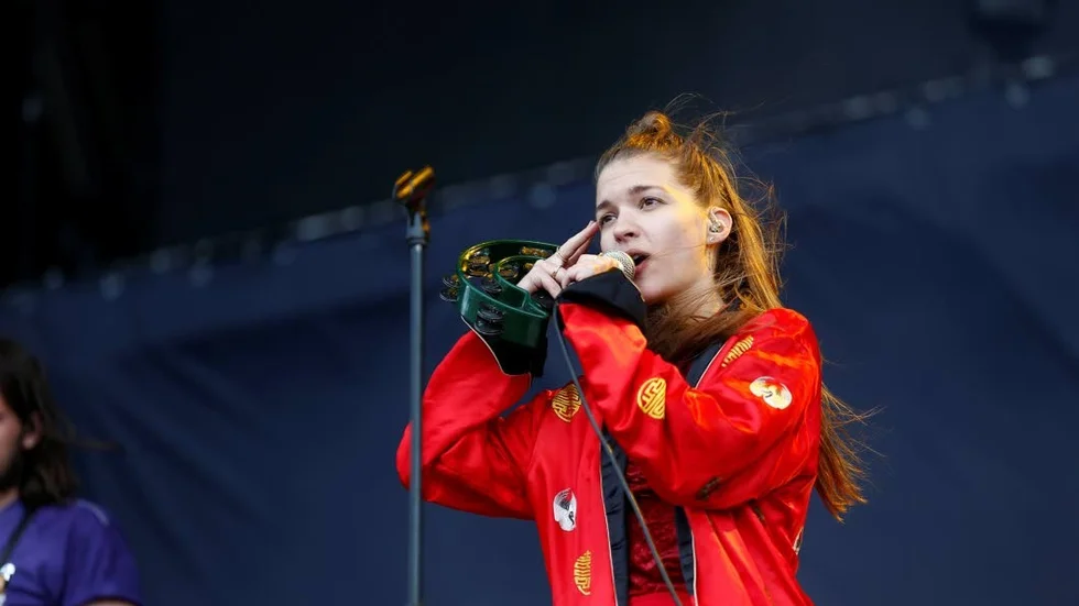 Tove Styrke var först ut på Panoramascenen på frredagen. Hon lyckas äga den stora scenen.
Foto: Emma-Sofia Olsson