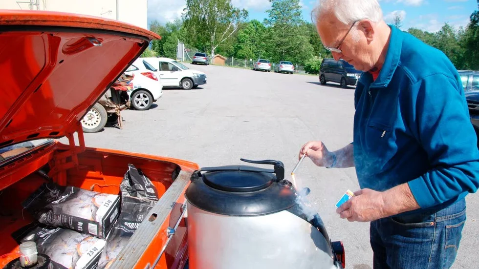 Byggt gengasbil. 85-årige Åke Blom demonstrerar hur gengasaggregatet fungerar.