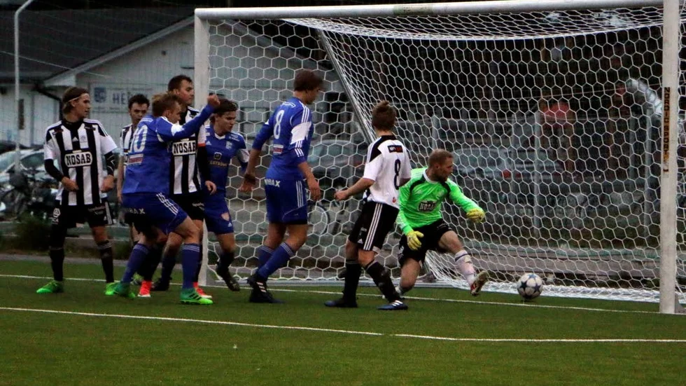 MÅL. David Vikström sätter bollen till 2-0.