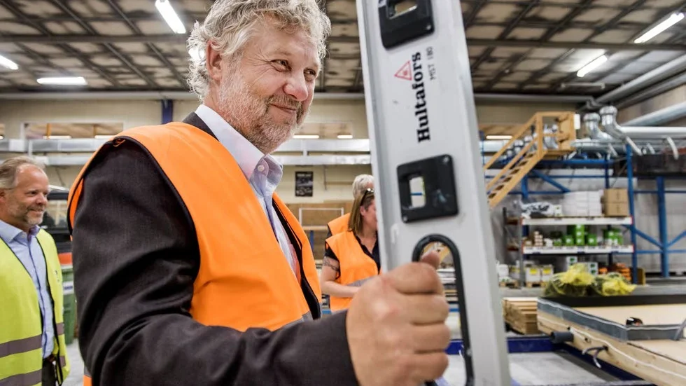 BYGGANDET ÖKAR. Bostadsminister Peter Eriksson (MP) gläds åt det ökade byggandet. Men han och regeringen får inte slå sig till ro. Många utmaningar kvarstår. Bilden togs när Eriksson besökte på Lindbäcks bygg i Piteå.