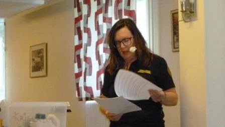 Inbjuden. Margareta Lundberg från Räddningstjänsten i Älvsbyn visade upp "Kris-lådan".