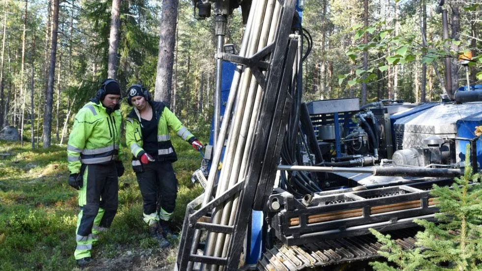 Djupt. De första nio meterna borrar de genom jord. När de stöter på motstånd borrar de tre meter till för att förvissa sig om att de verkligen nått ner till berget och inte bara stött på en sten.
