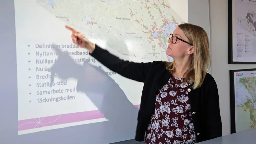 VÄXER. Bredbandsutbyggnaden växer i Piteå kommun. Sara Lundström visar att alltfler hushåll och företag får fibernät.
