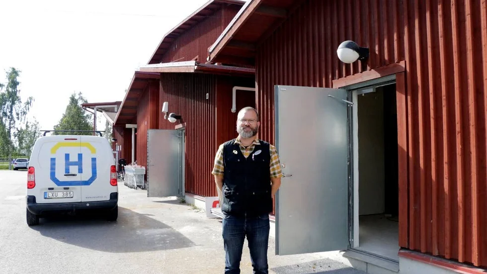 Bygger om baksida. Daniel Stenmark är spänd inför måndagens kraftprov då beställningarna börjar komma in. Provisoriskt kommer kunderna hämta varorna genom en dörr på baksidan.