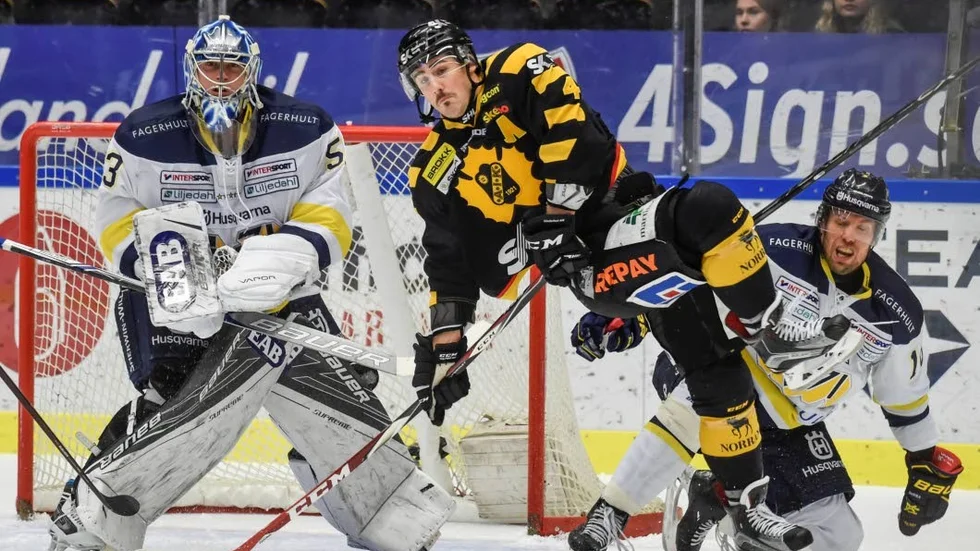 SLUMPMÅL. Martin Thörnberg, längst till höger, blev matchhjälte för HV71.