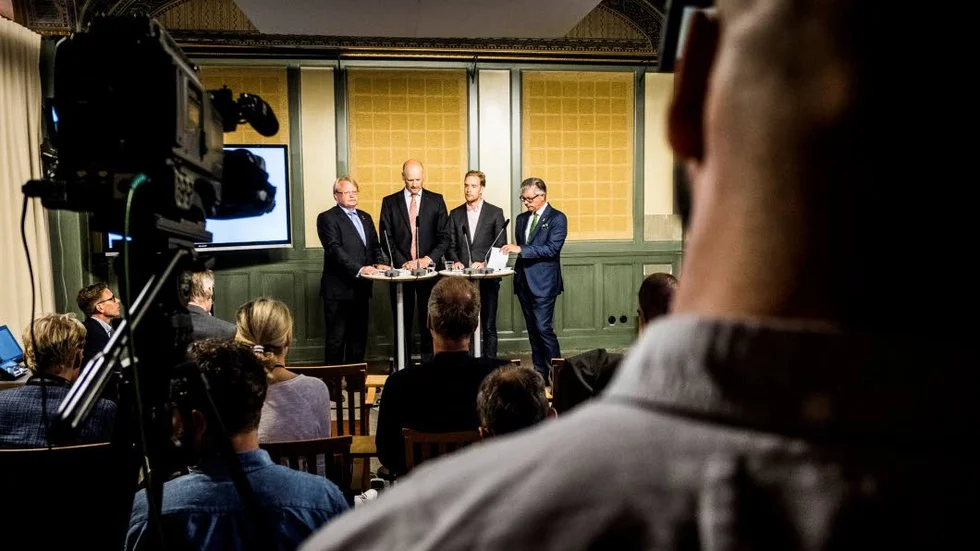 DE BLEV ÖVERENS. Heder till S, MP, C och M som inte sprang ut ur förhandlingsrummet utan fortsatte samtala, kompromissa och jämka sig samman. På bilden syns försvarsminister Peter Hultqvist (S), Daniel Bäckström (C), Anders Schröder (MP) och Hans Wallmark (M).