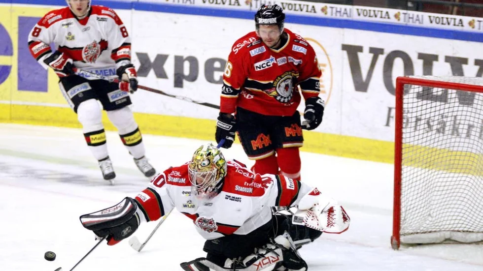 MÖTS IGEN. Bilden är från 2008 då Michal Zajkowski var målvakt i Modo och Mats Lavander var forward i Luleå. Nu möts de igen - då Zajkowski vaktar Öviks mål och Lavander är tränare i Piteås bås.