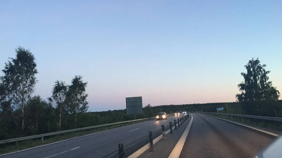 Ljusnar. Även om inga lampor ännu kommit upp längs Bergsviksbron så ljusnar det en aning. Trafikverket måste emellertid justera sitt löfta. "Det är på gång", säger Stefan Ericsson, projektledare och garanterar att det är klart innan jul. (Arkivbild)