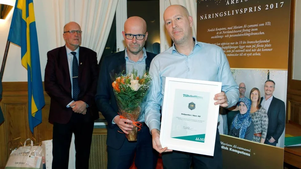 FJÄRDE PLATS. Det går bra för Stålpartier i Norr. Vd Ulf Isaksson(th) och Svante Björk fick utmärkelse för sin fjärdeplats i Tillväxtligan.