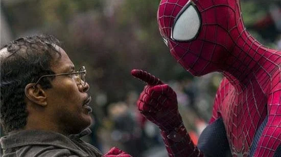 UNG:s recensent Sofia önskar denna scen varit tagen bakom kulisserna och att Spider-Man (Garfield) klargjorde för Max (Foxx) att han skulle dra ner på "överspelet".