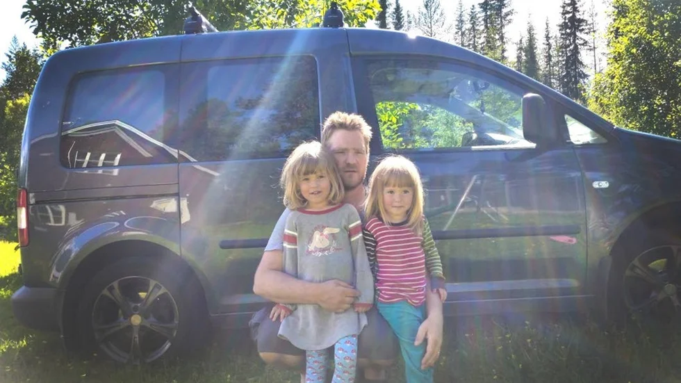 För Greger Wänstedt är det inte ett rimligt alternativ att skjutsa barnen Elise 4 och Alva 3, rill förskolan i Arjeplog, tolv mil bort. ”Eftersom jag jobbar i Slagnäs skulle det innebära dagliga turer på närmare 25 mil. Ohållbart”, säger han.