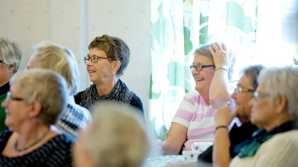 Pensionärerna som samlats för tårta blev underhållna.