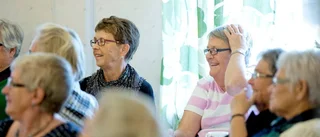 Underhållande tårtkalas för seniorer