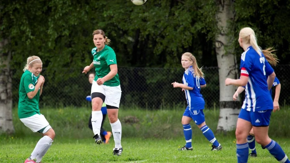 Skott kommer. Hanna Nyberg prickar in 2–1 till Älvsbyn i toppmatchen mot Öjebyn. ?foto: maria johansson