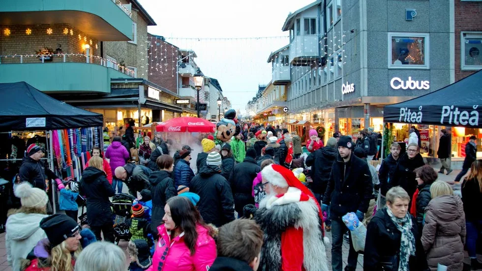 Skyltsöndagen var en Astrid Lindgrensk Black friday innan Black friday var född. Hade självförtroende. Tog för sig. Skyltsöndagen var den olympiska julelden som tändes. Skyltsöndagen var Harald Treutiger 1993. Sen trodde skyltsöndagen att internet var en fluga. (Arkivbild)