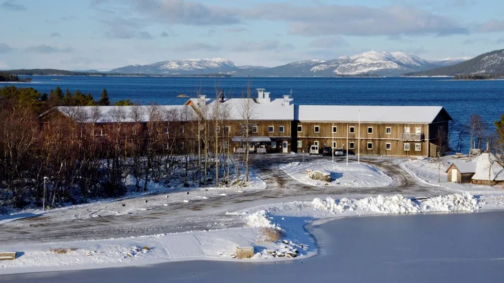 Hornavan Hotell ligger på Västra Skeppsholmen i Arjeplog. Utsikten från hotellet är redan nu bedårande, och kommer att bli magnifik när tredje våningen byggs på. (Arkivbild)