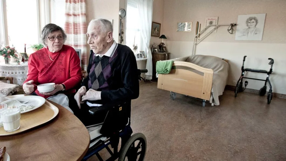 "Personalen tycker att jag gör ett fantastiskt jobb, men så här ska det förstås inte vara" säger Laila Andersson som i regel varje lunch och middag får mosa ihop maken Runos mat så den går att äta.