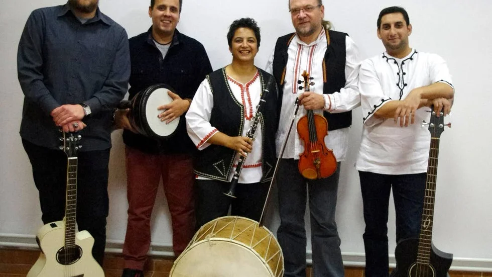 Mak-souls kapellmästare Baki Arifovska på kavalflöjt omgiven av de övriga i kvintetten Mac-soul från Makedonien:  Nasko Dzorlev på gitarr, slagverkaren med mera Ratko Dautovski, violinisten Zoran Dzorlev och basisten Emil Adamski.
