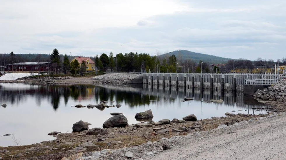 Vattenståndet i Hornavan är lågt för årstiden. På dammen i Hemströmmen, ovanför Arjeplogs kyrka, kan man avläsa skillnaden mellan låg- och högvatten. ?
?Foto: Bertil Sundkvist