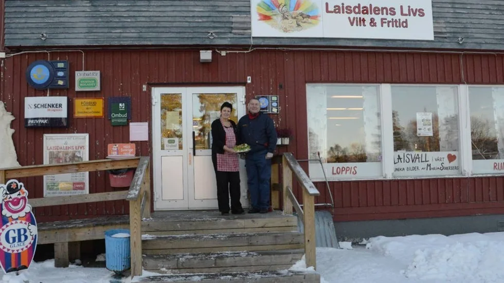 Sedan 2012 var det sidosysslan med tårtor som höll livsmedelsbutiken i Laisvall flytande. Första maj 2014 lade Augusto da Silva ned butiksverksamheten. ”Den är inte värd mitt liv” säger han. Till vänster Ingalill Kähler som var anställd. (Arkivbild)?