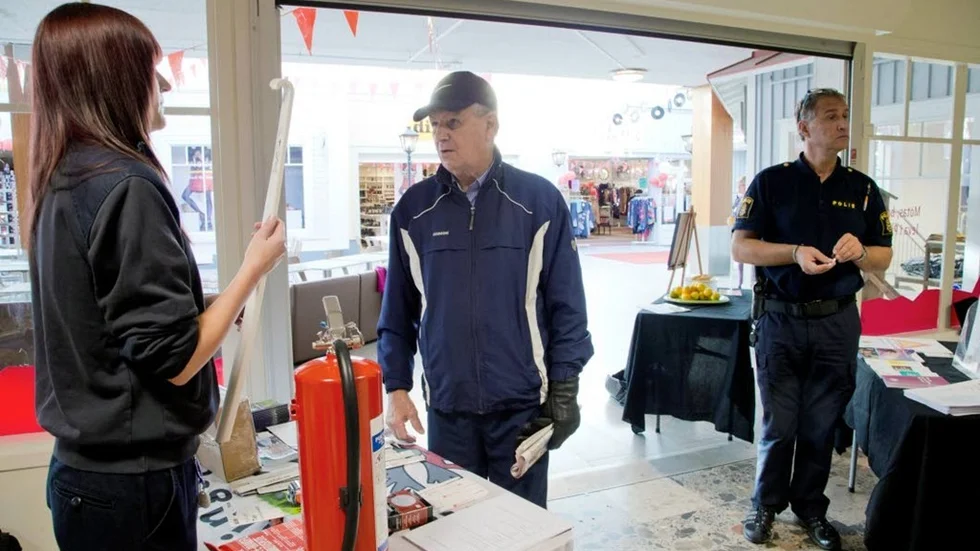 Pensionären Yngve Larsson, Piteå, fick tips och råd av Lina Bergmark, Räddningstjänsten.