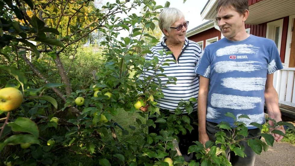 Marie Asplund har kämpat hela livet för sonen Peter Olsson. Nu, när han är vuxen, handlar det om rätten till kontaktperson. En kompis.