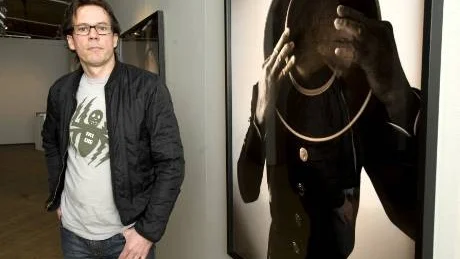 "Det är lika grymt som vackert"        säger Linköpingsfotografen Nicklas Albinsson om tjurfäktning. I morgon öppnar hans fotoutställning The last rejoneador?, en skildring av den spanske      tjurfäktaren Antonio Domecqs vardag.Foto: Anita Kjellberg
