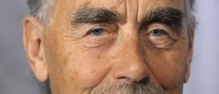Lasse lyssnar på den lilla krabaten