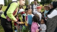 Mr Goran var mäkta populär vid Hagebys Kulturfestival,. Men så bjöd han också på barntrolleri och skapande av olika djur som han gjorde av  ballonger. Foto: Janne Forsby