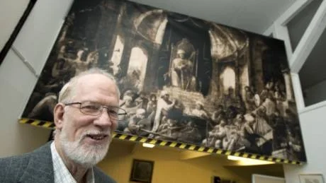 Curt Gränejfors framför den nygjorda kopian av Pehr Hörbergs monumentalmålning "Konung Davids orkester" som nu hänger i Kyrkans museum i Norrköping.Foto: Robert Svensson