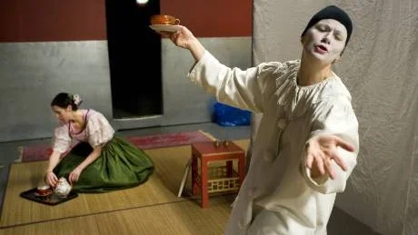 Åsa Forsberg  och i bakgrunden Cecilia Norinder Fagrell från Teater Fenix som spelar "Näktergalen" på Kulturkammaren.   Foto: Titti Olovsson