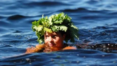 Linn Laslo simmar med sin krans runt huvudet.