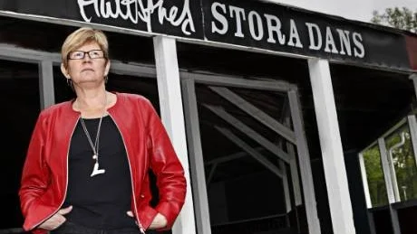 Ett bistert kommunalråd. Kira Berg (S) utanför scenen Stora Dans i Hultsfreds hembygdspark. Om några månader hålls här den 25:e Hultsfredsfestivalen. Pressen på arrangörerna är hård. Ännu ett förlustår kan betyda slutet för festivalen.Foto: Daniel Svensson