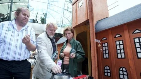 Centerpartiets Håkan Thornell har snickrat på ett rådhus i miniatyr. Tillsammans med landstingsfullmäktigekandidaten Lars-Olof Johansson och oppositionsrådet Karin Jonsson bjöd han förbipasserande på valfläsk i form av bacon och en rad reformer.                   Foto: Titti Olovsson