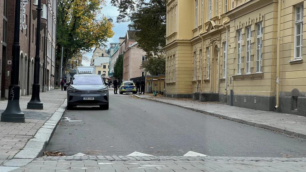 Flera polispatruller larmades på måndagseftermiddagen till Elsa Brändströms skola efter att ha fått uppgifter om en maskerad person på skolgården.