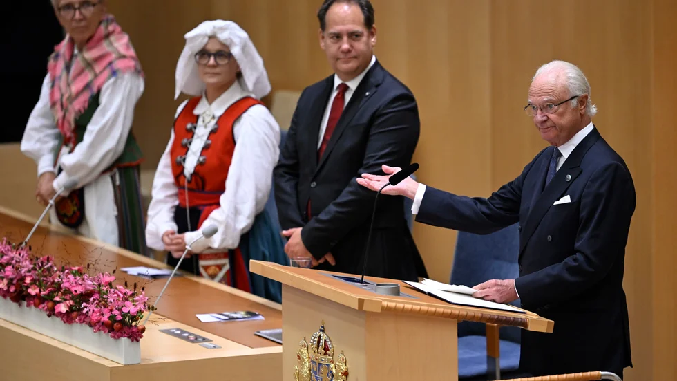 Carl XVI Gustaf håller trontalet under det sista högtidliga riksdagsöppnandet.