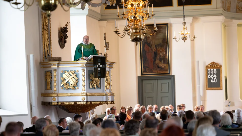 Fredrik Hollertz prästvigdes 2008. Den första tjänsten var i Vimmerby och därefter var han två år i Skäggetorp.