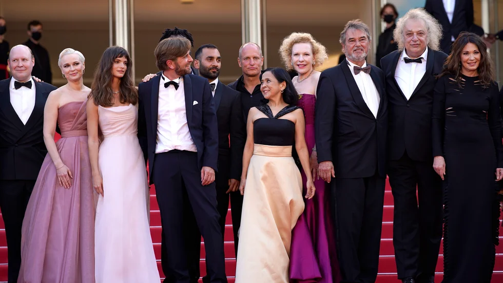 Ruben Östlund och några av alla dem som var med och gjorde "Triangle of Sadness", bland andra Woody Harrelson och Henrik Dorsin.