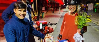 Efter 174 mil är Eva, 63, äntligen framme i Paris • Cyklade för afghanska flyktingar • ”Jag är lite stel i benen”